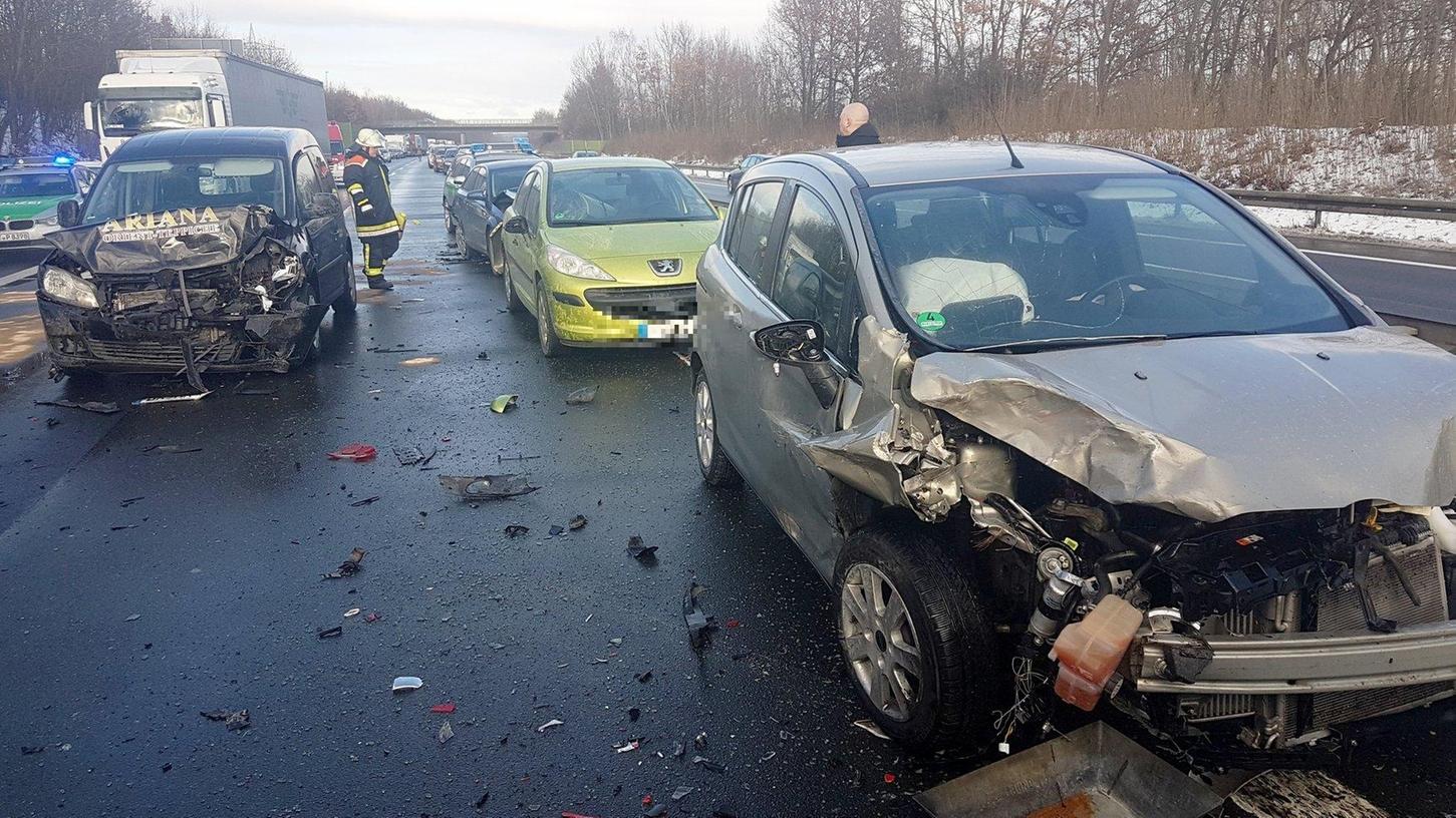 Die A73 war nach einem Unfall mit mehreren Fahrzeugen bei Buttenheim komplett gesperrt.