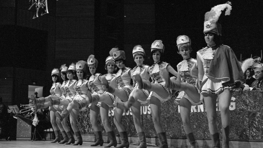 Vor 2000 begeisterten Zuschauern wurde gestern nachmittag in der Meistersingerhalle grünes Licht für die "Faschingskampagne" gegeben. Der Festausschuß Nürnberger Karneval hob mit Prinz Rudi I. Und Prinzessin Lydia I. die "adligen" Streiter gegen Mucker und Philister auf den Narrenthron. Hier geht es zum Artikel vom 9. Januar 1967: Für die Narren flammte das grüne Licht auf.