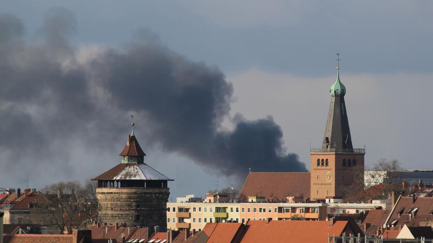 Ein Brand im Nürnberger Nordwesten hat am Donnerstag für Aufsehen gesorgt. Auch vom Verlagsgebäude der Nürnberger Nachrichten in der Marienstraße aus war die Rauchsäule deutlich zu sehen.