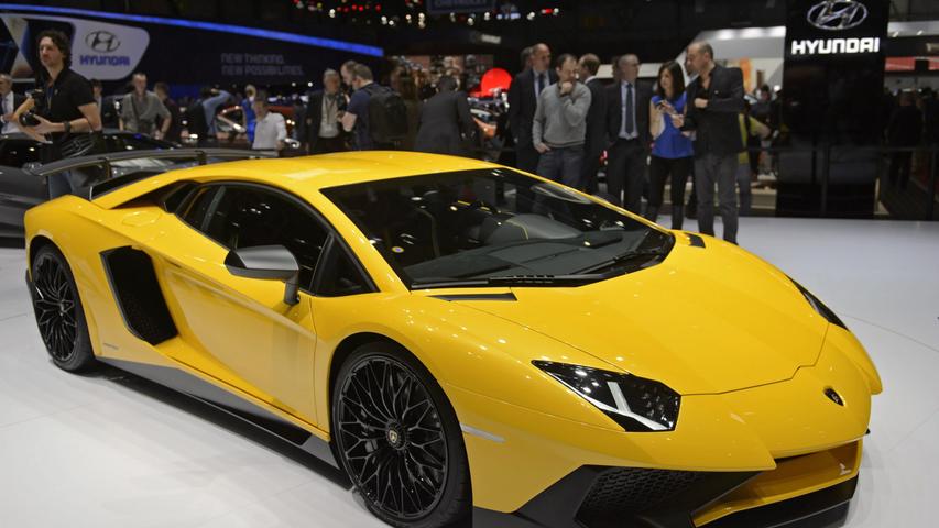 Ein Mittelmotor mit zwölf Zylindern, zwei Scherentüren und über 700 PS katapultieren den Lamborghini Aventador auf den zweiten Platz. Preis bei mobile.de: 431.723 Euro.