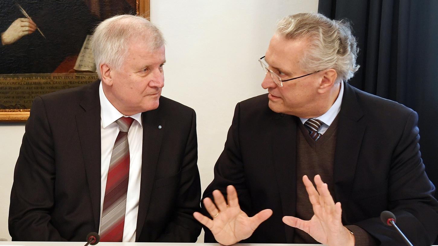 Der bayerische Ministerpräsident Horst Seehofer (CSU, links) und der bayerische Innenminister Joachim Herrmann (CSU) unterhalten sich im bayerischen Seeon bei der Klausurtagung der CSU-Landesgruppe im Bundestag. Der Einigungsdruck auf die Union nimmt zu Beginn des Bundestagswahlkampfs zu.