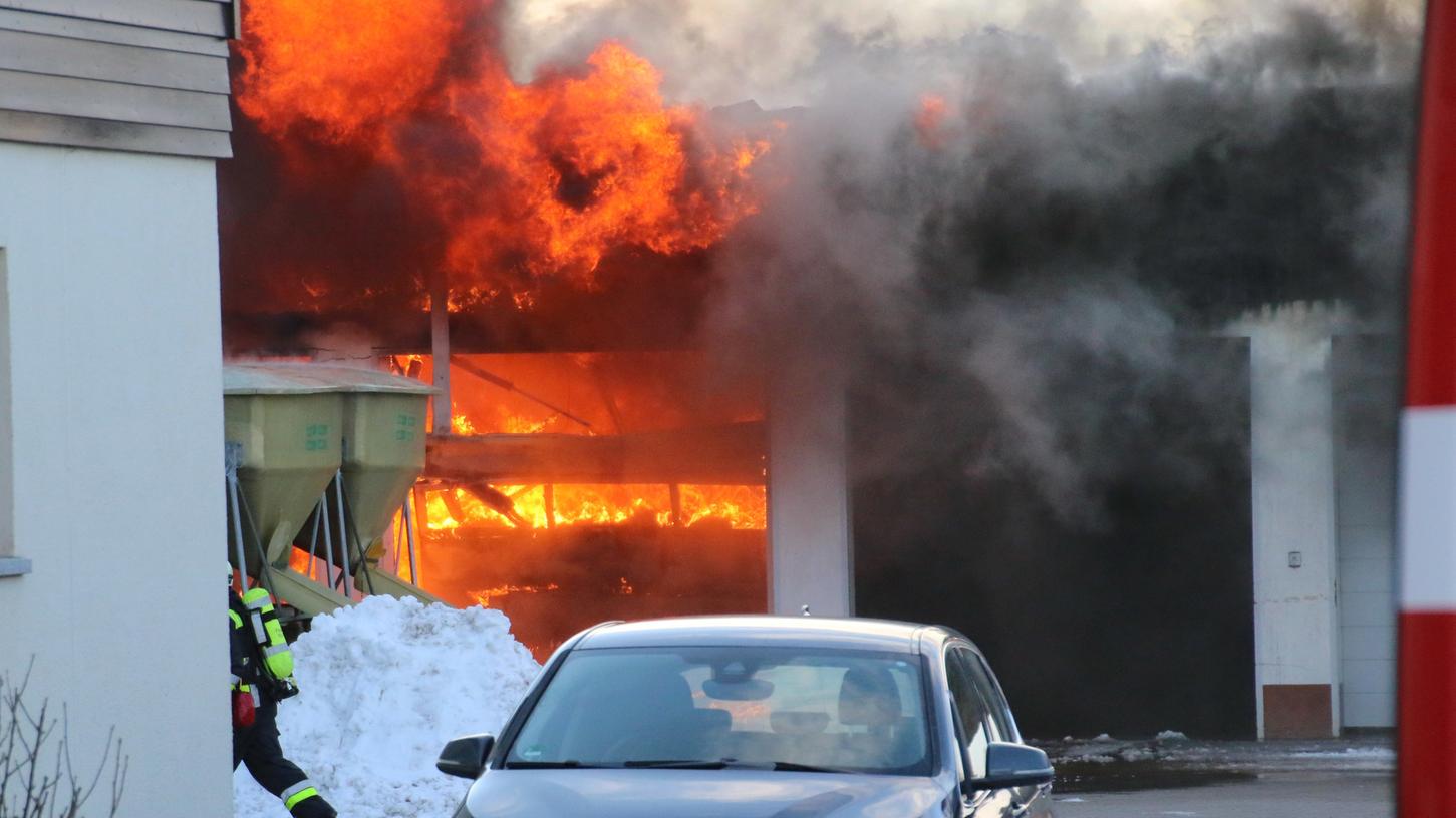 Die Feuerwehr hatte am Donnerstag mit einem Großbrand im Nürnberger Nordwesten zu kämpfen. Die Feuerwehr hatte am Donnerstag mit einem Großbrand im Nürnberger Nordwesten zu kämpfen.