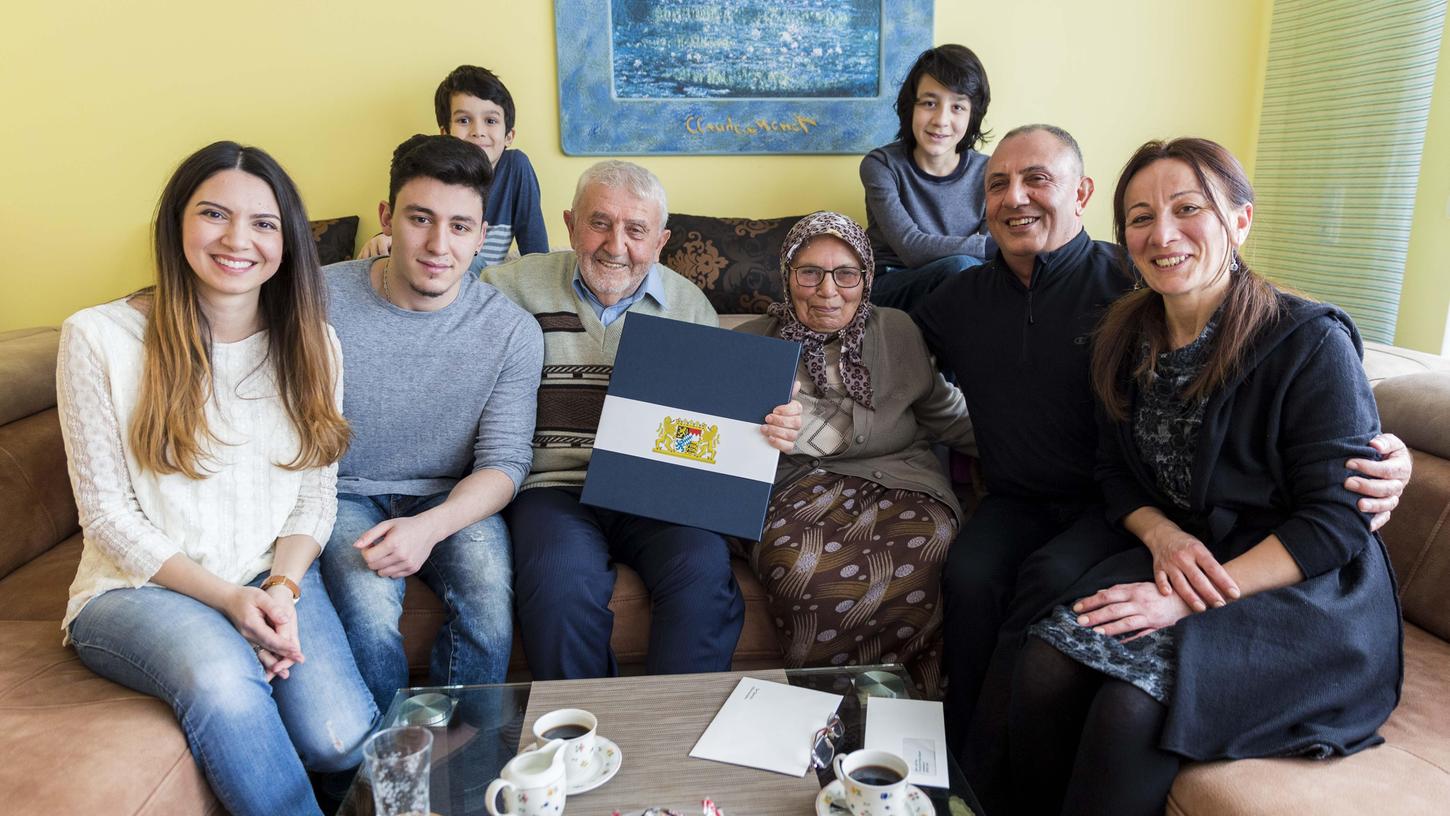 Ein Fest, vier Generationen: Tevrat Bayazit und seine Frau Emriye (Mitte) — hier mit einem Teil ihrer Großfamilie — feierten eiserne Hochzeit. Er war 1969 als Gastarbeiter in den Westen gekommen. Ein Fest, vier Generationen: Tevrat Bayazit und seine Frau Emriye (Mitte) — hier mit einem Teil ihrer Großfamilie — feierten eiserne Hochzeit. Er war 1969 als Gastarbeiter in den Westen gekommen.