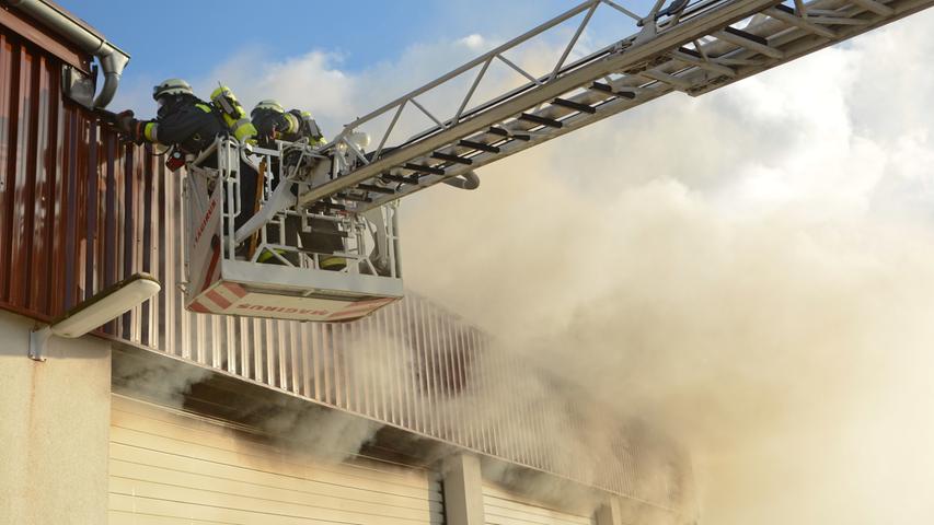 Ein Übergreifen der Flammen auf benachbarte Gebäude konnten die Einsatzkräfte verhindern.