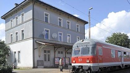 Der in Stadeln gelegene Bahnhof Vach wäre bei einem Schwenk aufgelassen worden. Jetzt wird auch dieses im Fürther Rathaus kritisch bewertete Vorhaben einer erneuten Untersuchung unterzogen. Der in Stadeln gelegene Bahnhof Vach wäre bei einem Schwenk aufgelassen worden. Jetzt wird auch dieses im Fürther Rathaus kritisch bewertete Vorhaben einer erneuten Untersuchung unterzogen.