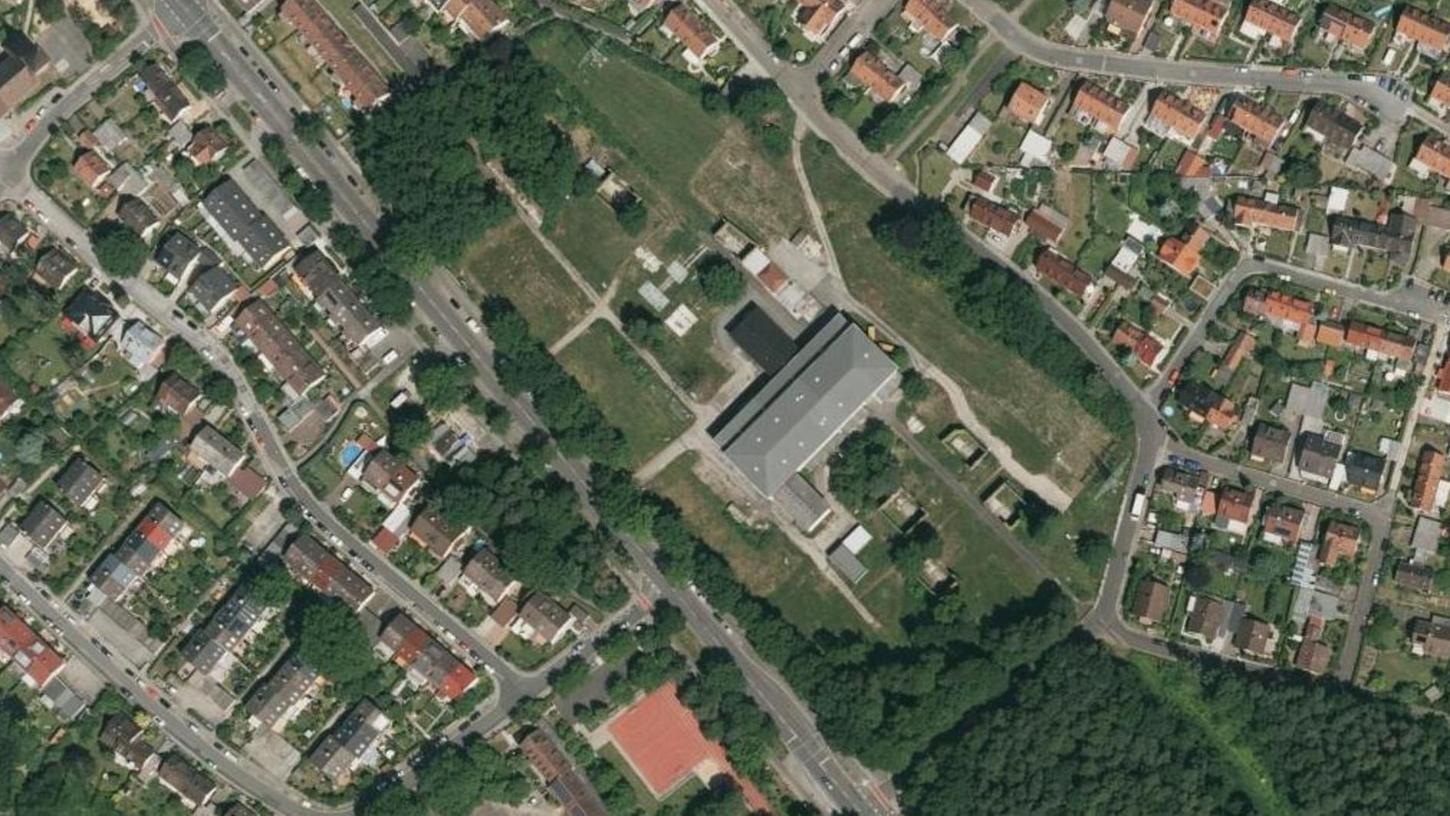 Auf dem Areal des ehemaligen Umspannwerkes zwischen Gebersdorfer- und Bibertstraße im Stadtteil Gebersdorf - auf dem Bild zu sehen als etwas einsames Haus, umringt von Grün - werden 2018 die Bagger anrollen.