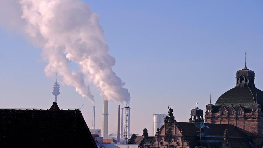 Über dem Kraftwerk der N-Ergie in Nürnberg-Sandreuth bildete sich eine riesige Dampfwolke.