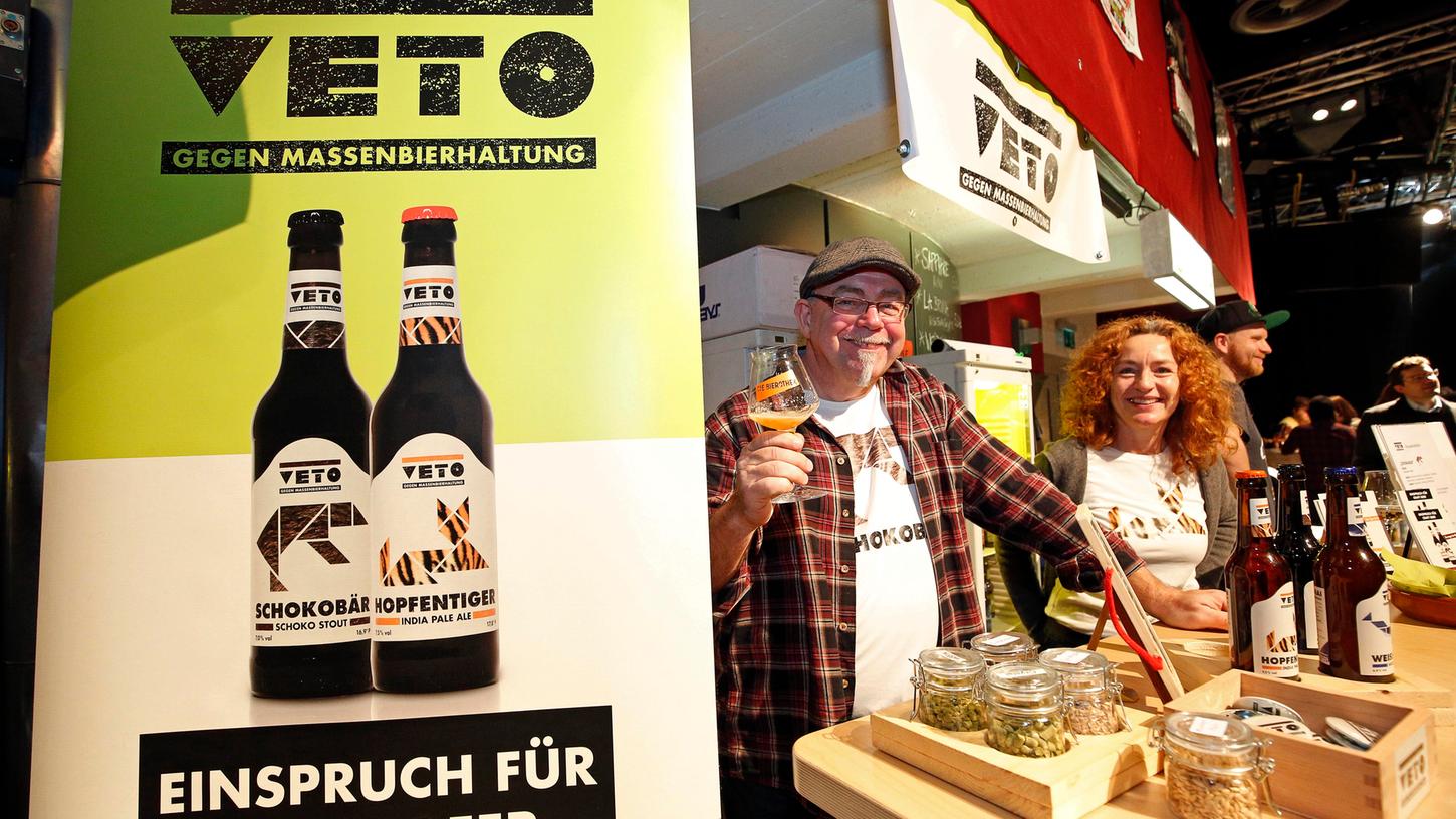 Ob im Whiskyfass gelagert oder mit feiner Zartbitterschokoladen-Lakritz-Note – den Bierinteressierten in Erlangen wurde handgebrautes Bier serviert. Ob im Whiskyfass gelagert oder mit feiner Zartbitterschokoladen-Lakritz-Note – den Bierinteressierten in Erlangen wurde handgebrautes Bier serviert.