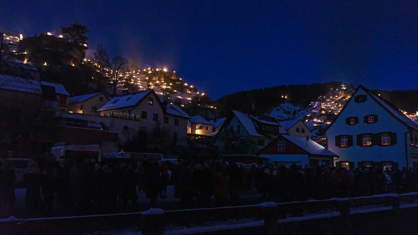 Lichtermeer in Pottenstein: Berge in Flammen bei der Ewigen Anbetung
