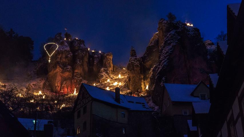 Lichtermeer in Pottenstein: Berge in Flammen bei der Ewigen Anbetung