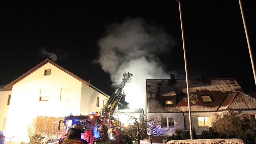 Auf die Grundmauern niedergebrannt: Feuer in Schreinerei in Heroldsbach