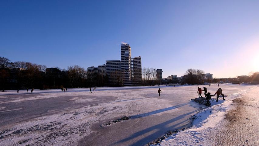 ...um einen ausgiebigen Spaziergang auf der zugefrorenen neuen Badebucht am Wöhrder See zu genießen.