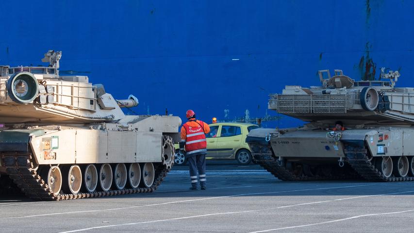 US-Panzer werden am 06.01.2017 in Bremerhaven (Bremen) vom dem Transportschiff ·Resolve· entladen. Im Rahmen der US-Operation ·Atlantic Resolve· verlegt die US-Brigade Gerät über die Seestadt militärisches Gerät nach Polen zur Sicherung von osteuropäischen Nato-Ländern. Foto: Ingo Wagner/dpa +++(c) dpa - Bildfunk+++