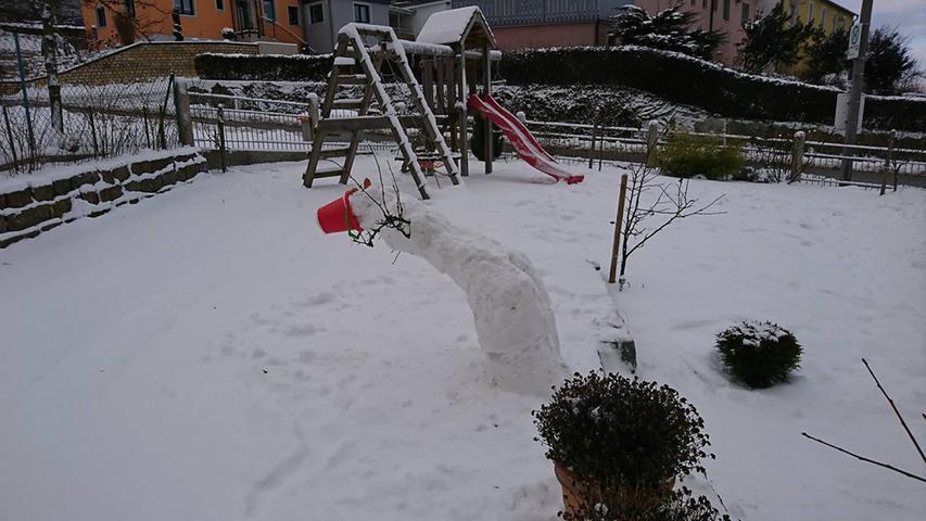 Mit der Zeit ist der hübsche Schneemann in Thomas Körmers Garten aber etwas in Schieflage geraten.