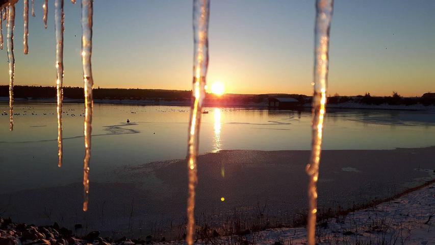 Diese Eiszapfen im letzten Licht der untergehenden Sonne am Großen Brombachsee hat Benny Krug gesehen und für uns festgehalten.