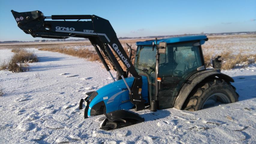 Im Schnee versunken ist dieser Traktor im Wiesmeth. Gesehen hat ihn Wolfgang Mäderer