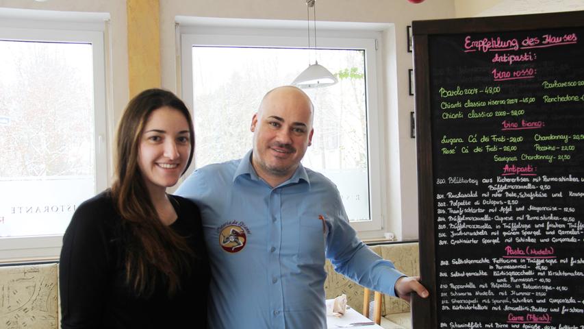 Das "Rote Ross da Gianni" in Eltersdorf bietet seinen Gästen seit knapp zwei Jahren italienische Spezialitäten an. Mit hausgemachter Pasta, frischem Fisch und einer großen Auswahl an Wein und Grappa lockt es die Gäste in das Lokal. Wirt Gianni (34) führt neben diesem noch zwei weitere Restaurants in Nürnberg und Erlangen. Das "Rote Ross da Gianni" ist sein neuestes Projekt. Auch wenn das bedeutet, jeden Tag von früh bis spät im Laden zu stehen, denn alle seine Restaurants haben durchgehend ohne Ruhetag geöffnet. Stammgast Luana (24) kommt einmal die Woche zum Essen vorbei. Sie kann sich gar nicht entscheiden, was ihr am besten schmeckt: "Die Lasagne esse ich am liebsten, aber auch die Pizza ist sehr gut. Ein hausgemachtes Dessert darf am Ende auch nicht fehlen." Außerdem gefällt ihr, dass die Pasta vor dem Gast im Parmesanrad angerichtet wird. Das "Rote Ross da Gianni" in Eltersdorf bietet seinen Gästen seit knapp zwei Jahren italienische Spezialitäten an. Mit hausgemachter Pasta, frischem Fisch und einer großen Auswahl an Wein und Grappa lockt es die Gäste in das Lokal. Wirt Gianni (34) führt neben diesem noch zwei weitere Restaurants in Nürnberg und Erlangen. Das "Rote Ross da Gianni" ist sein neuestes Projekt. Auch wenn das bedeutet, jeden Tag von früh bis spät im Laden zu stehen, denn alle seine Restaurants haben durchgehend ohne Ruhetag geöffnet. Stammgast Luana (24) kommt einmal die Woche zum Essen vorbei. Sie kann sich gar nicht entscheiden, was ihr am besten schmeckt: "Die Lasagne esse ich am liebsten, aber auch die Pizza ist sehr gut. Ein hausgemachtes Dessert darf am Ende auch nicht fehlen." Außerdem gefällt ihr, dass die Pasta vor dem Gast im Parmesanrad angerichtet wird.