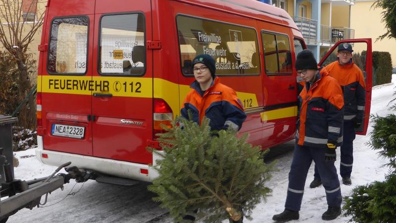 Freiwillige Feuerwehr sammelt Christbäume Freiwillige Feuerwehr sammelt Christbäume