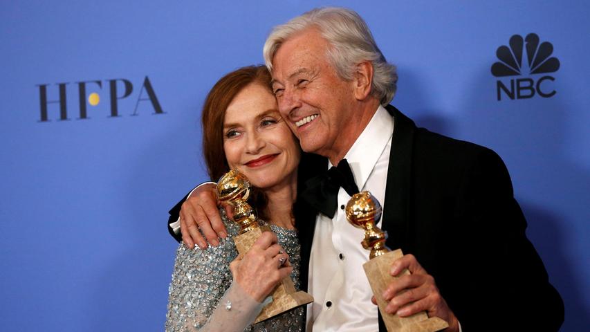 Isabelle Huppert und Produzent Paul Verhoeven freuen sich über ihre Globes für das Drama "Elle" in den Kategorien "Beste Schauspielerin in einem Filmdrama" und "Bester nicht-englischsprachiger Film".