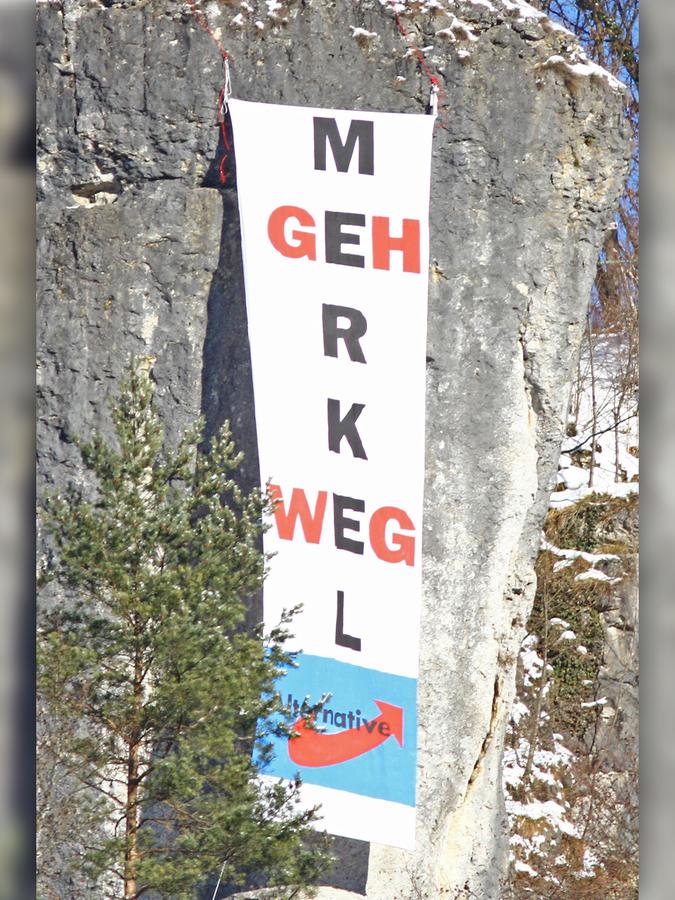 Auf einem rund zwei mal fünf Meter großen Transparent haben Merkelgegner in Behringersmühle ihre Abneigung gegenüber der Bundeskanzlerin bekundet.
