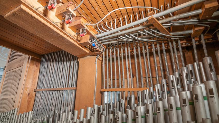 Eine Orgel besteht nicht nur aus Tasten und Pfeifen, sondern auch aus vielen Kabeln.