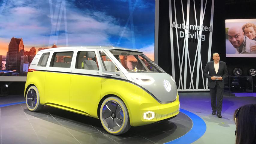Sieht so die Zukunft des Automobils aus? Der elektrische Minibus I.D.Buzz aus dem Hause Volkswagen erinnert an die VW-Bullis aus den Sechzigerjahren. Zunächst ist der Achtsitzer mit zwei Kofferräumen, der eigenständig fahren soll, aber nur ein Prototyp und noch nicht für die Serienproduktion geeignet.