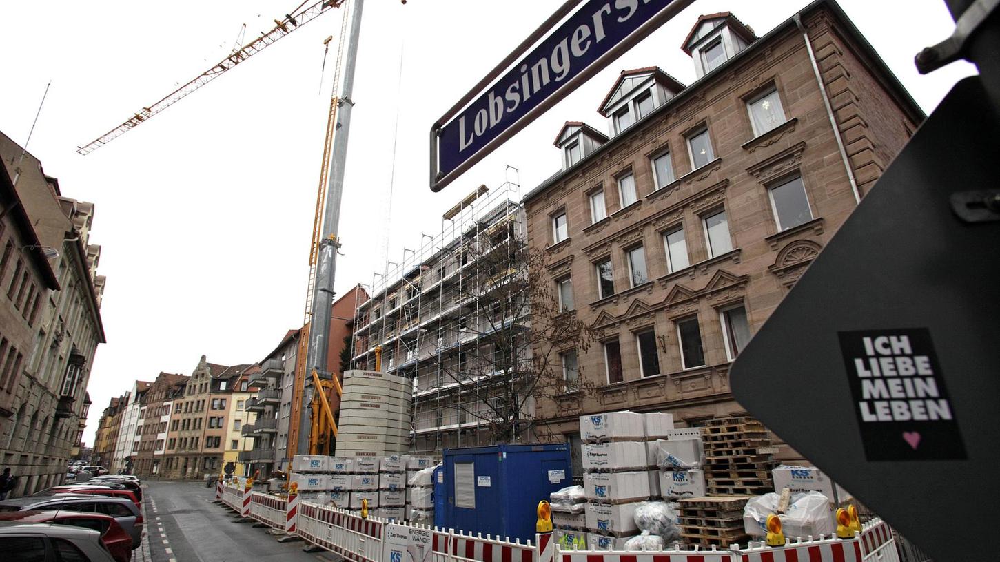 Blick in Richtung Kirchenweg: Die Arbeiten für das Flüchtlingsheim in der Lobsingerstraße schreiten voran.