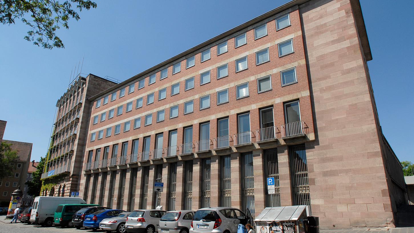 Die Fassade des Pellerhauses stammt aus dem Jahr 1957. Auch der Verein Stadtbild Deutschland spricht sich für Abriss und Rekonstruktion nach historischem Vorbild aus.
