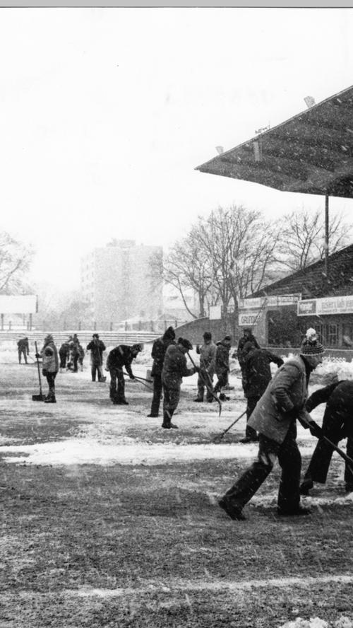Liebe lässt sich manchmal mit einer Schneeschaufel beweisen: Im Februar 1979 schippten Fans nach Kräften, um den Ronhof von Schnee zu befreien...