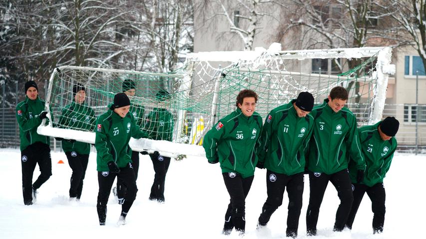 Zurück im Fürther Winter: Gut gelaunt geht's nach dem Trainingslager im Januar 2010 auf den verschneiten B-Platz der Spielvereinigung...