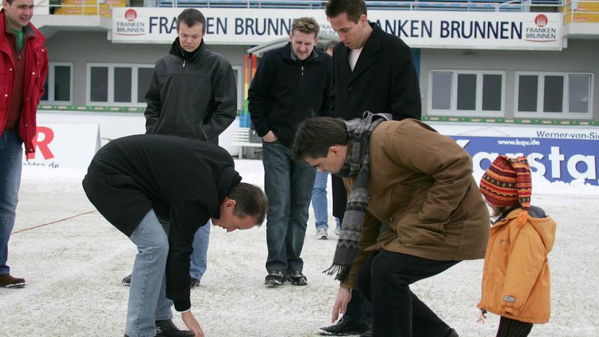 Wegen der winterlichen Platzverhältnisse wird die Partie gegen Alemannia Aachen im März 2006 abgesagt: Schiedsrichter Lutz Wagner (l.) und SpVgg-Vize Wolfgang Gräf (r.) begutachten den gefrorenen Platz.