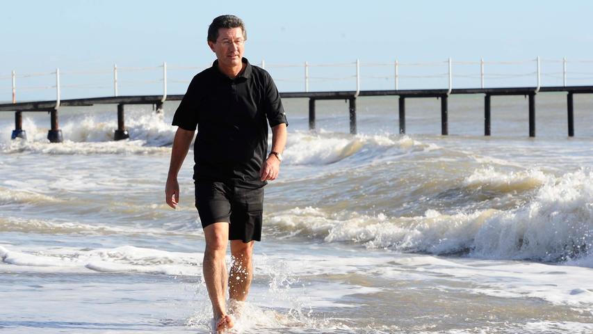 Dann hat das Handy aber auch mal Pause: Der Kleeblatt-Präsident genießt den Spaziergang am Meer.