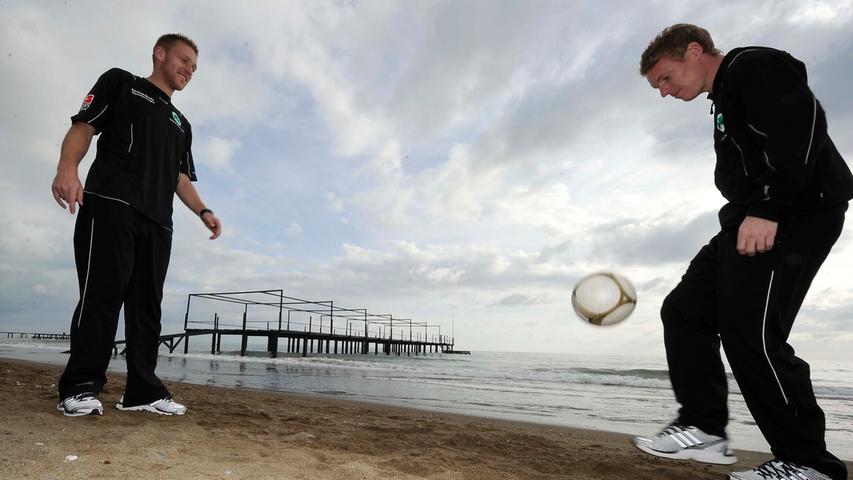 Auch Christian Rahn und Leonhard Haas schauen mal zum Strand. Mit dabei haben die beiden Kleeblatt-Jungs ihr Lieblingsspielgerät.
