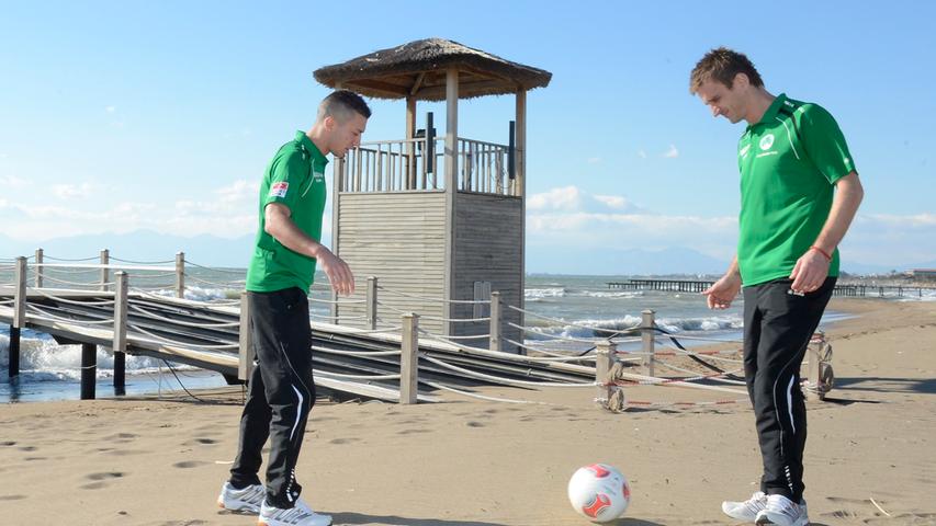 Es gibt unangenehmere Tage in so einem Kleeblatt-Leben: Nikola Djurdjic und Milorad Pekovic zeigen am Strand ihre Ballfertigkeiten