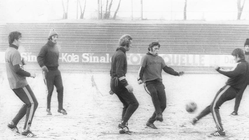 Anfang der 70er dagegen waren Trainingslager für Regionalligisten noch unüblich. Im Januar 1973 geht es für Ersatztorwart Wolfgang Hillmann (Mitte, weiße Ringe an den Ärmeln) und seine Kollegen in Pullis und Mützen zum Training: Die SpVgg bereitet sich zuhause auf das erste Pflichtspiel vor, das bereits am 7. Januar stattfindet.