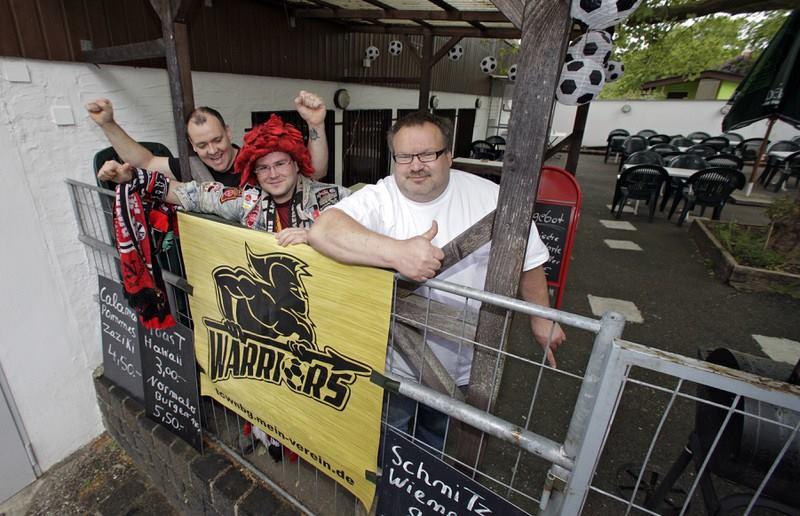 Maximilien Gienapp (m.), bekannt als Pumuckl im Block 5, wünscht sich natürlich auch den Aufstieg, "aber realistisch denke ich, dass wir im oberen Drittel landen. Wir haben eine kompakte Mannschaft, die auch mal bei einem Rückstand aufsteht." Auch die Arbeit des Trainers sieht er positiv: "Seine Arbeit hinterlässt langsam Spuren."