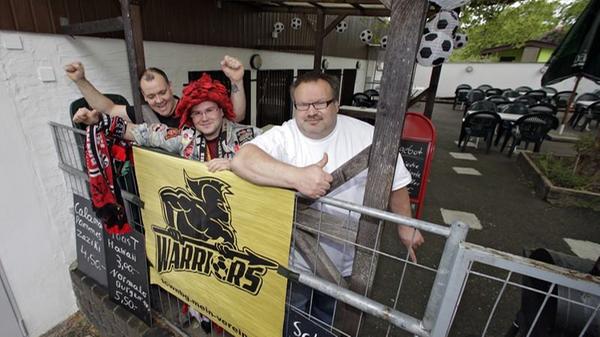 Maximilien Gienapp (m.), bekannt als Pumuckl im Block 5, wünscht sich natürlich auch den Aufstieg, "aber realistisch denke ich, dass wir im oberen Drittel landen. Wir haben eine kompakte Mannschaft, die auch mal bei einem Rückstand aufsteht." Auch die Arbeit des Trainers sieht er positiv: "Seine Arbeit hinterlässt langsam Spuren."