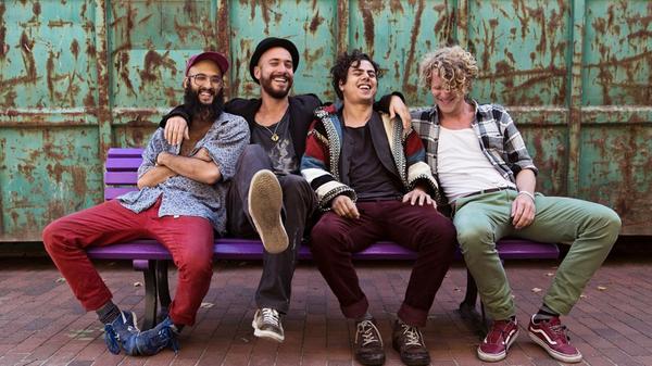 Swing, Folk, Reggae und Arabic–Balkan müssen keine Widersprüche sein - das beweisen die Multi-Instrumentalisten von Bukahara. Die vier Jungs mit Wurzeln in der Straßenmusik haben es inzwischen auf die größeren Bühnen geschafft und bringen mit ihrem gut gelaunten Stilmix das Publikum zum Feiern.