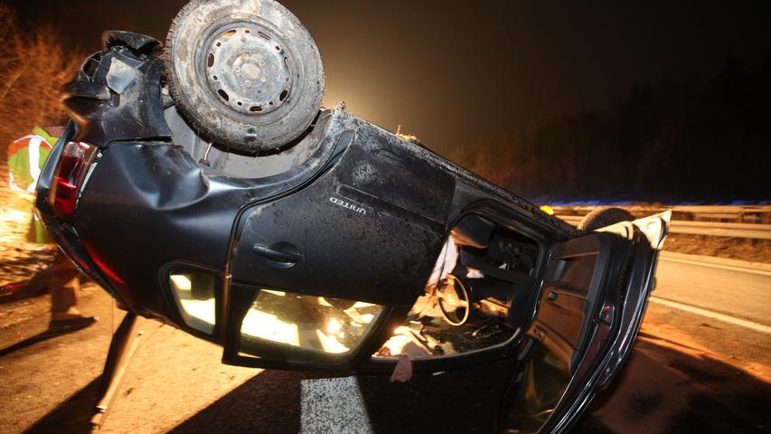 VW Polo überschlägt sich: 56-Jährige nach Unfall auf A70 schwer verletzt