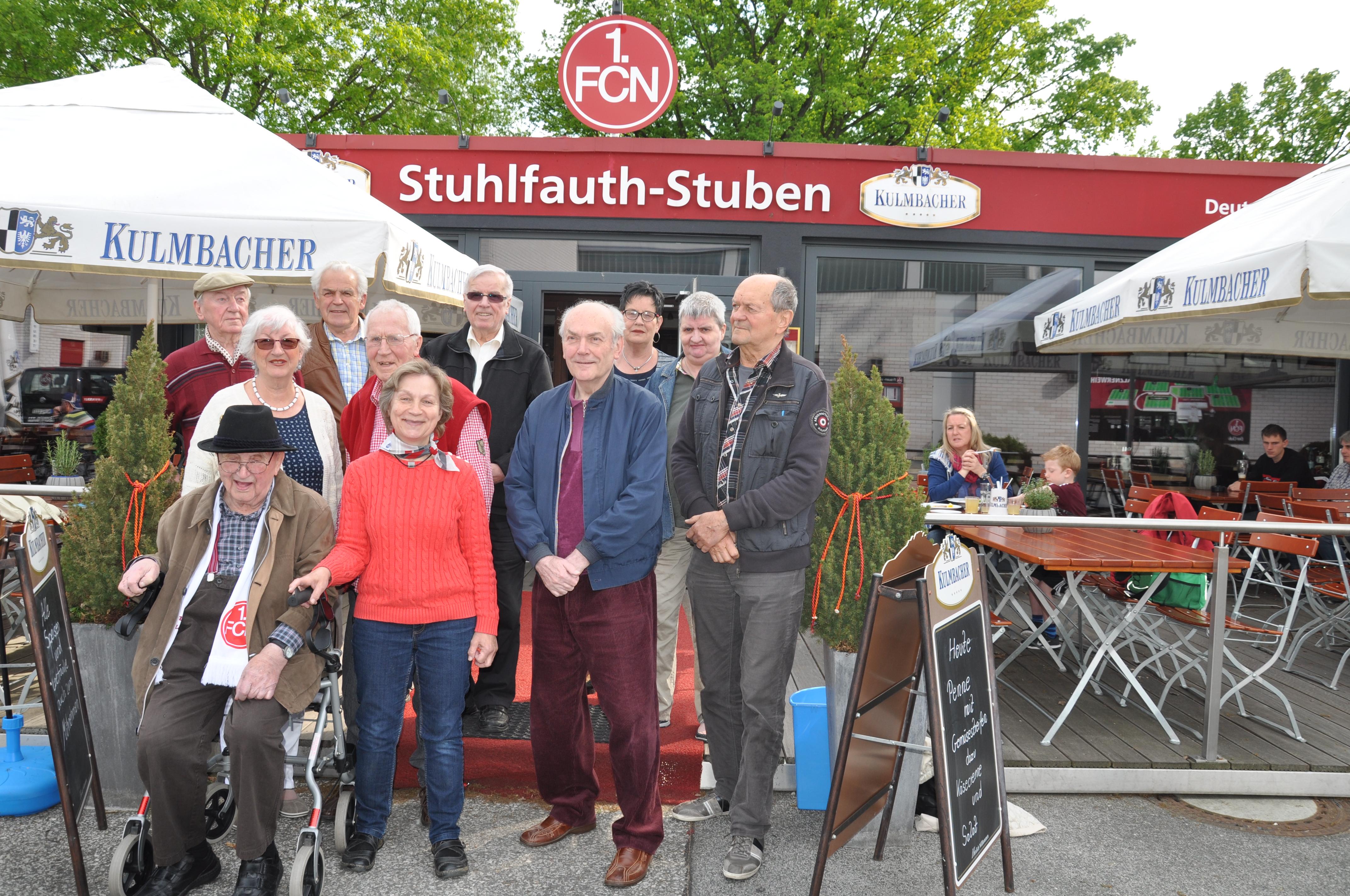 Ernst Bauer von den Club-Senioren, dem ältesten Fanklub des FCN überhaupt, glaubt, dass der Club nach Ablauf der Saison einen Platz zwischen Platz fünf und neun einnehmen wird. "Ein besserer Tabellenplatz wäre zwar wünschenswert, ist aber ohne Burgstaller kaum erreichbar", sagt er. Trainer Schwartz bewertet er zwar grundsätzlich positiv, "allerdings sollte er etwas öfter die hoffnungsvollen Nachwuchs-Talente einwechseln, nicht erst vier Minuten vor Schluss." Außerdem hat Bauer noch einen scheinbar ganz einfachen Rat an den Trainer parat: "Die gegnerischen Stürmer müssen besser gedeckt werden."