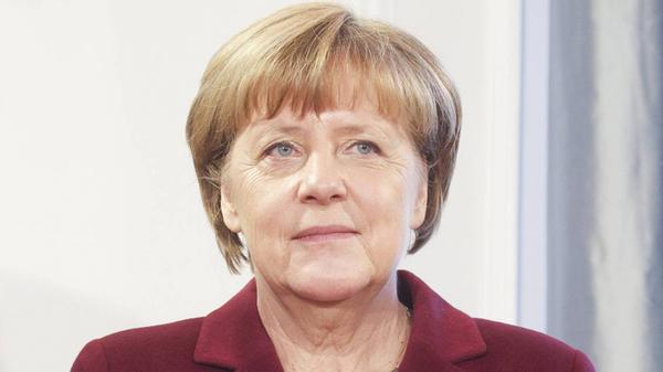 Finanzkrise, Flüchtlingskrise, Atomausstieg, Syrienkonflikt - Langeweile herrschte in der bisher mehr als zehnjährigen Amtszeit der ersten weiblichen Regierungschefin nicht. Kohls politische Ziehtochter galt in ihren ersten Jahren lange als Zauderin, Abwarten und Aussitzen schien ihre Devise. Mit der Entscheidung, die Grenze für Tausende Flüchtlinge auf dem Weg von Ungarn in Richtung Deutschland zu öffnen, spaltete sie ihre Partei und provoziert bis heute heftige Kontroversen rund um die Flüchtlingsthematik. 2011 beschloss Merkel nach dem Reaktor-Unfall in Fukushima den Atomausstieg. Auch die Energiewende fällt in ihre Regierungszeit. 2019 gab sie bekannt, dass sie nicht für eine weitere Amtszeit zur Verfügung stehen wird.
