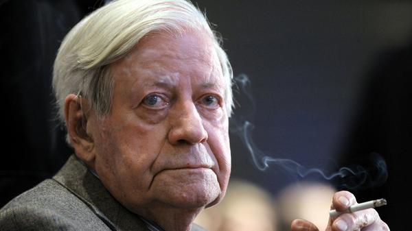 Bis kurz vor seinem Tod erläuterte Helmut Schmidt den Deutschen auf allen Kanälen die Weltlage. Für viele war er der ewige Erklärer mit der Menthol-Zigarette in der Hand, die ihm auch nach der Einführung von Rauchverboten niemand zu verbieten wagte. Zu den größten Herausforderungen in der Kanzlerzeit des SPD-Politikers gehörten die Ölkrise in den 70er Jahren und der Kampf gegen den Terrorismus der "Roten Armee Fraktion".