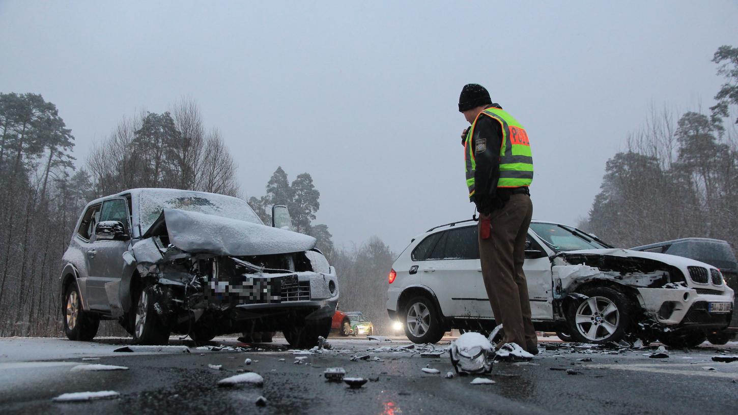 Im dichten Schneefall übersah der Fahrer des BMW den Gegenverkehr und kollidierte frontal mit einem Mitsubishi.