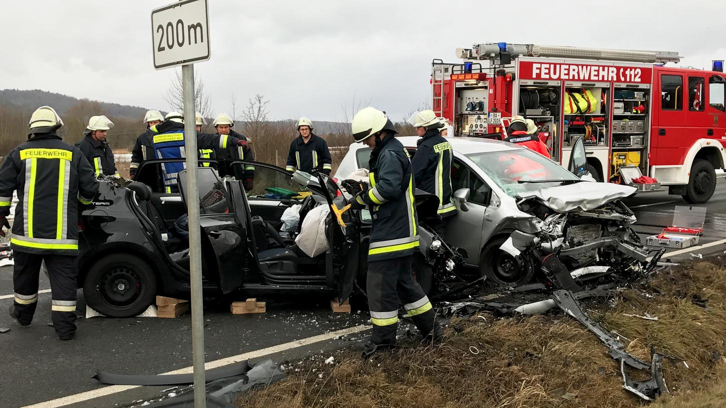 VW rammt Opel frontal: Zwei Schwerverletzte bei Bamberg