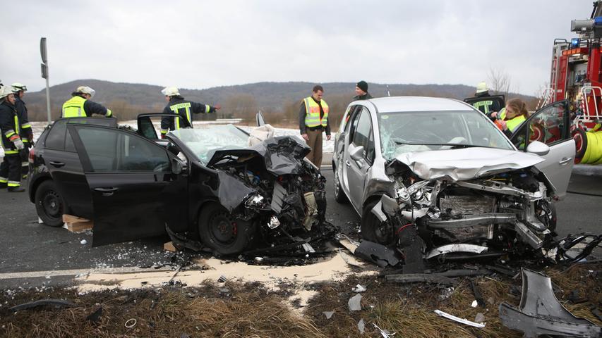 VW Golf kracht frontal in Opel: Zwei Schwerverletzte