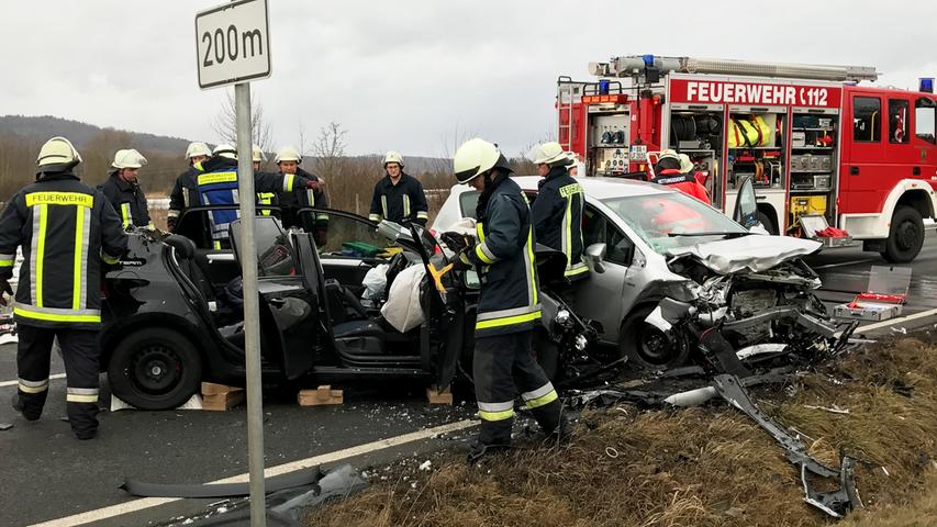 VW Golf kracht frontal in Opel: Zwei Schwerverletzte