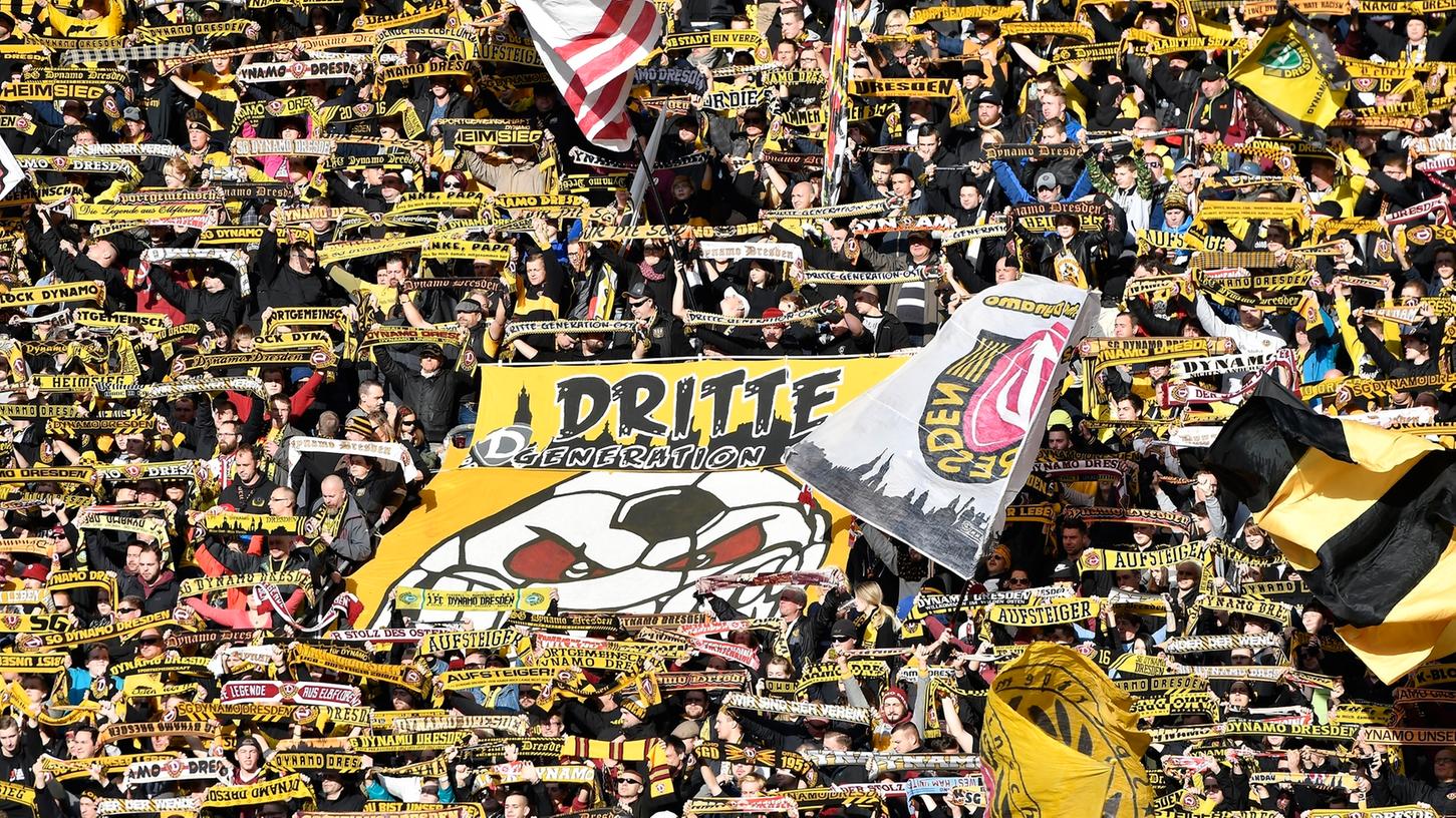 Die Fans von Dynamo Dresden unterstützen ihr Team nicht nur bei Heimspielen zahlreich.