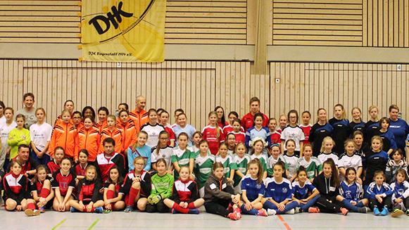 Das größte Teilnehmerfeld an den zwei Turniertagen: Bei den U13-Juniorinnen gingen insgesamt zehn Teams ins Rennen. Die gastgebende DJK Fiegenstall holte die Plätze zwei und fünf. Das größte Teilnehmerfeld an den zwei Turniertagen: Bei den U13-Juniorinnen gingen insgesamt zehn Teams ins Rennen. Die gastgebende DJK Fiegenstall holte die Plätze zwei und fünf.