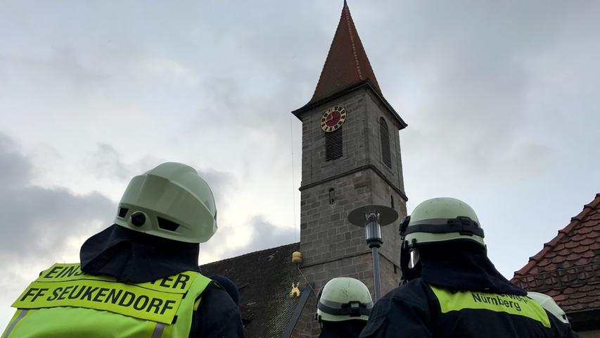 Orkan fegt Wetterhahn von Seukendorfer Kirche