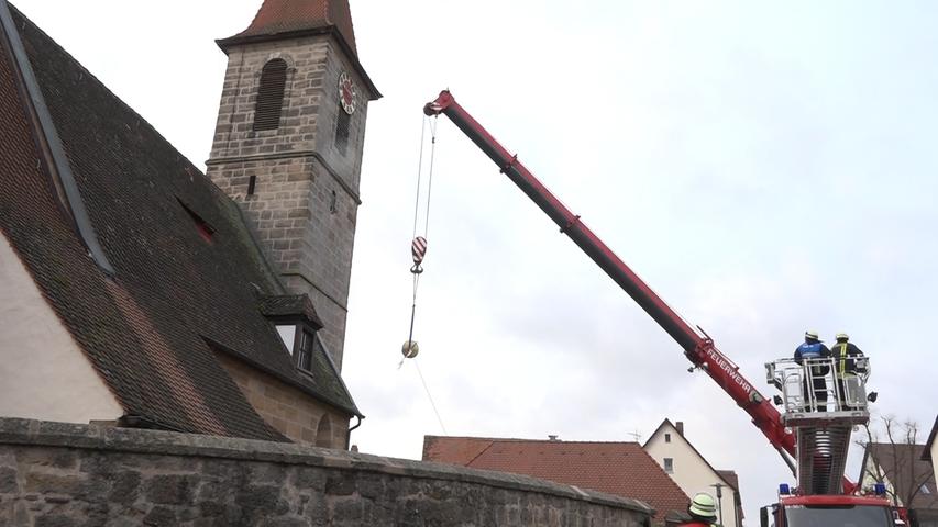 In Seukendorf im Landkreis Fürth hat Sturmtief "Egon" den Hahn von der Kirchenspitze weggefegt.  Dieser hing nur noch am Blitzableiter fest.